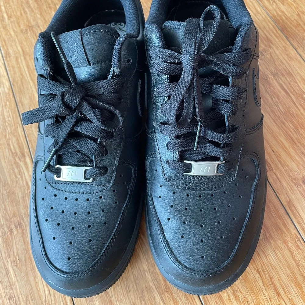 EUC / Barely worn ⭐️  Women’s Black Nike Air Force 1 ‘07 - Picture 2 of 3